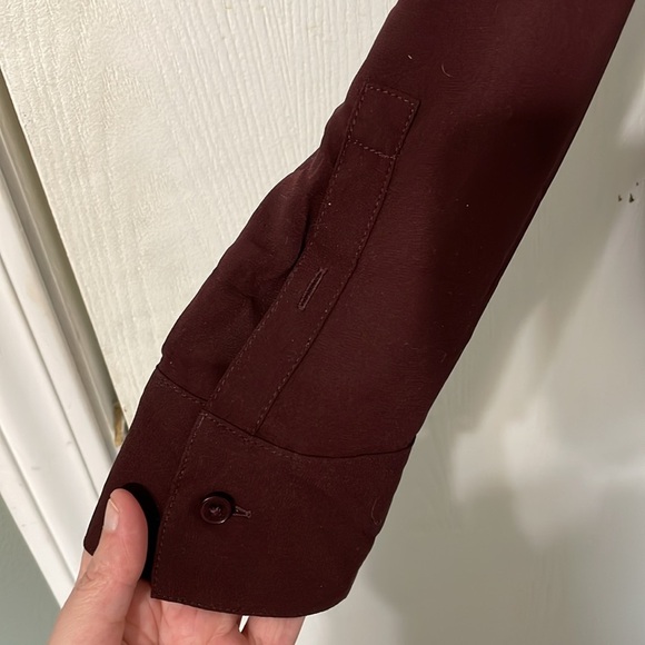 Express NWT Semi Sheer Chevron Pattern Red/White/Burgundy Button Down Size Small - Picture 6 of 8